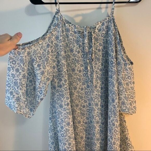 Francesca’s Peek-a-boo Shoulder Floral Blouse - Picture 5 of 9